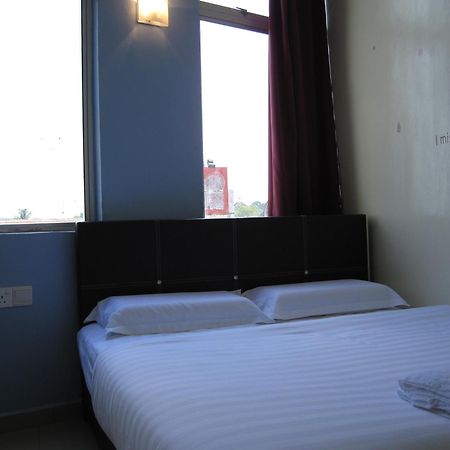 Max Inn Hotel Parit Raja Værelse billede