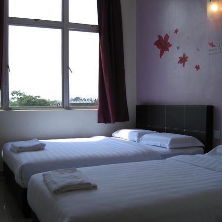 Max Inn Hotel Parit Raja Værelse billede