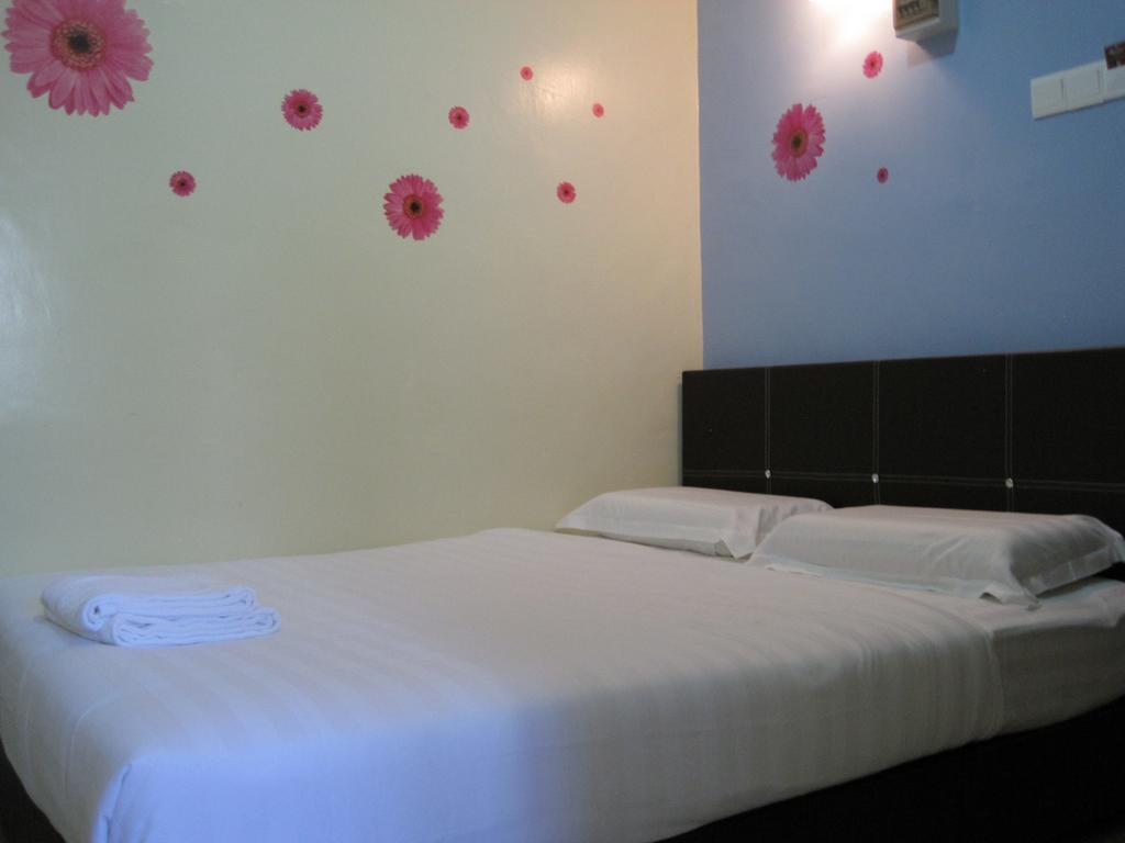 Max Inn Hotel Parit Raja Værelse billede