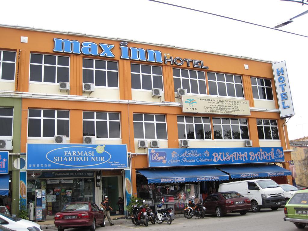 Max Inn Hotel Parit Raja Eksteriør billede