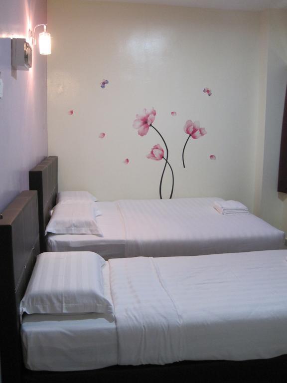 Max Inn Hotel Parit Raja Eksteriør billede