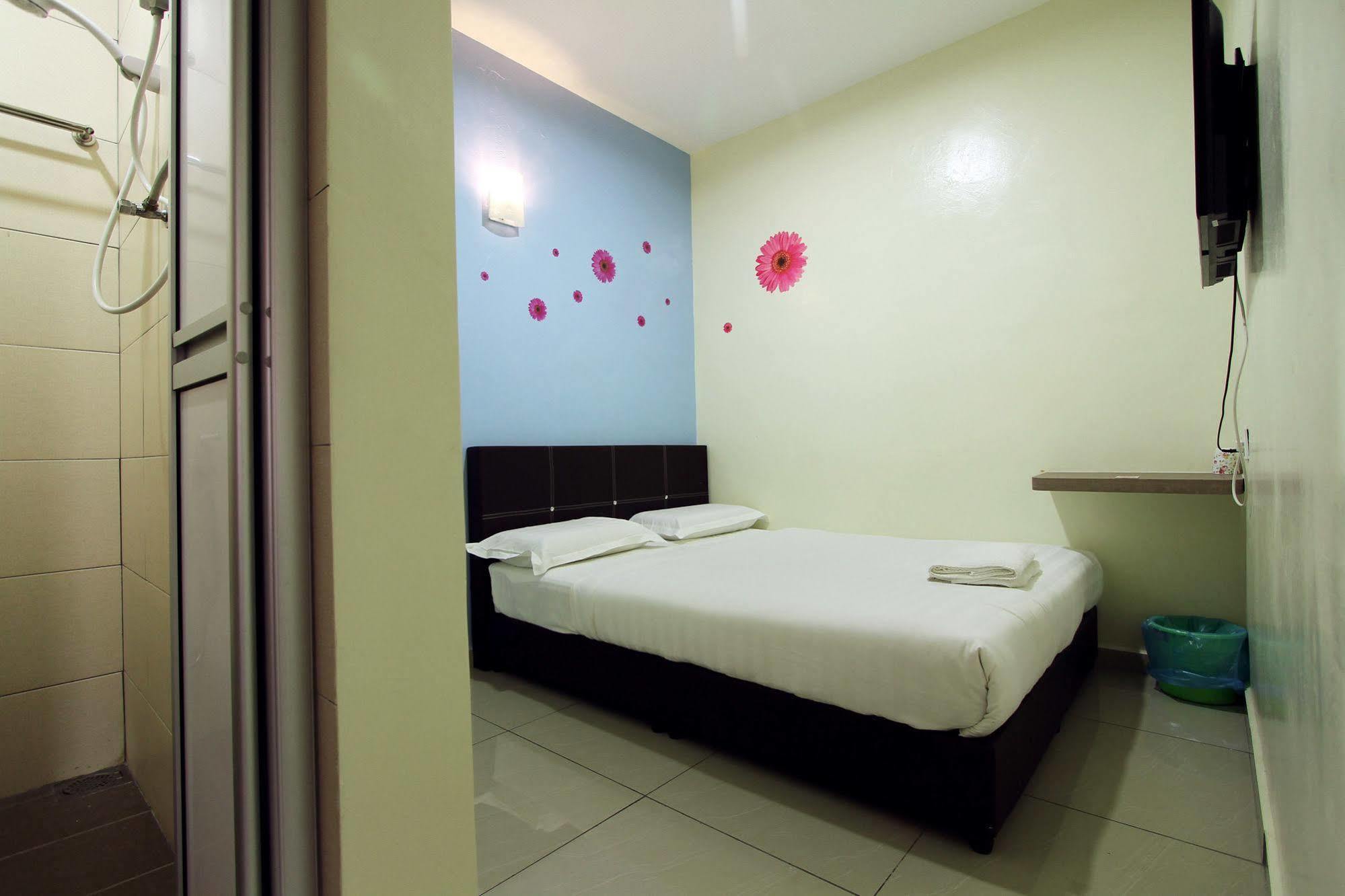 Max Inn Hotel Parit Raja Eksteriør billede