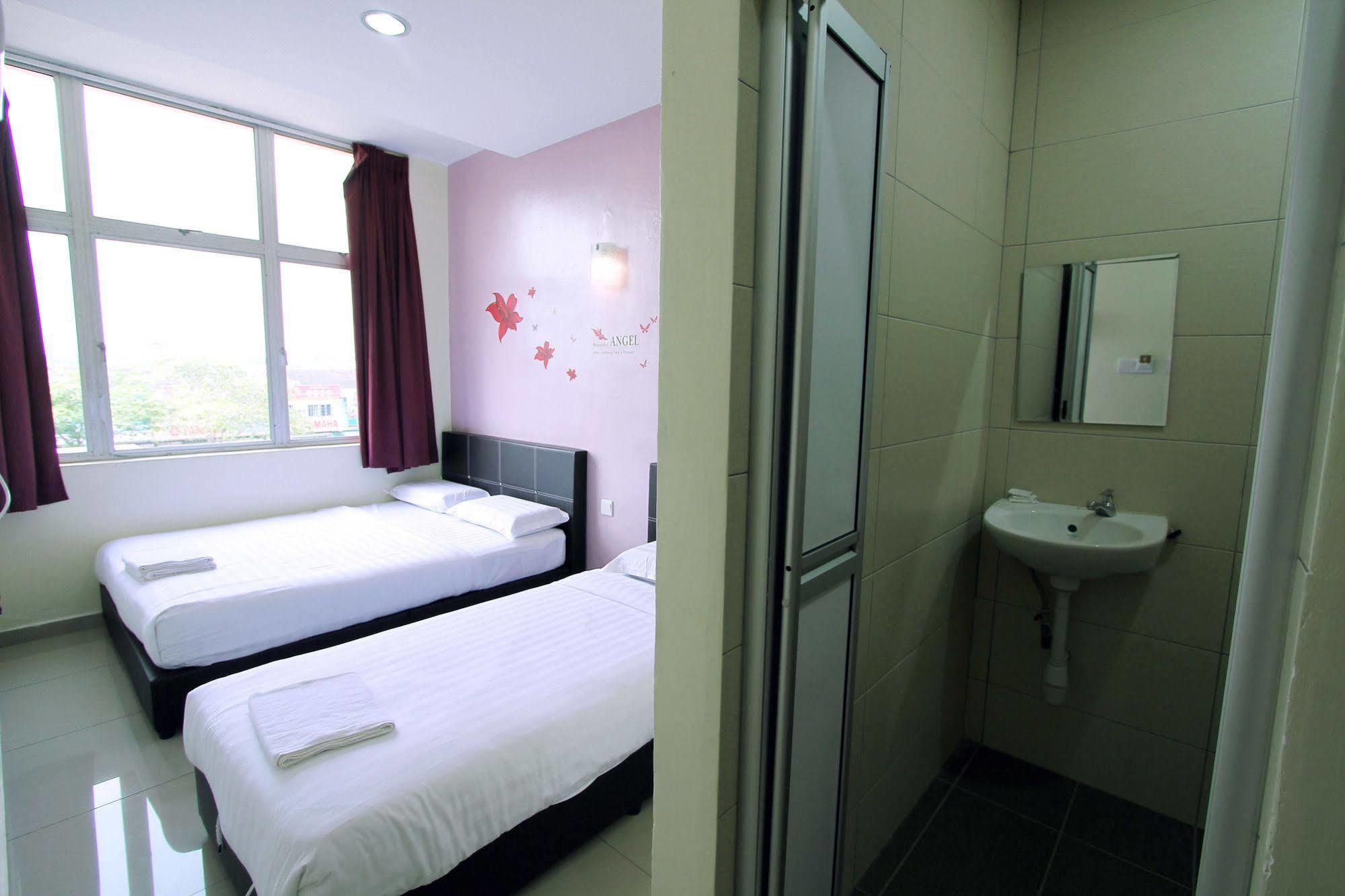 Max Inn Hotel Parit Raja Eksteriør billede