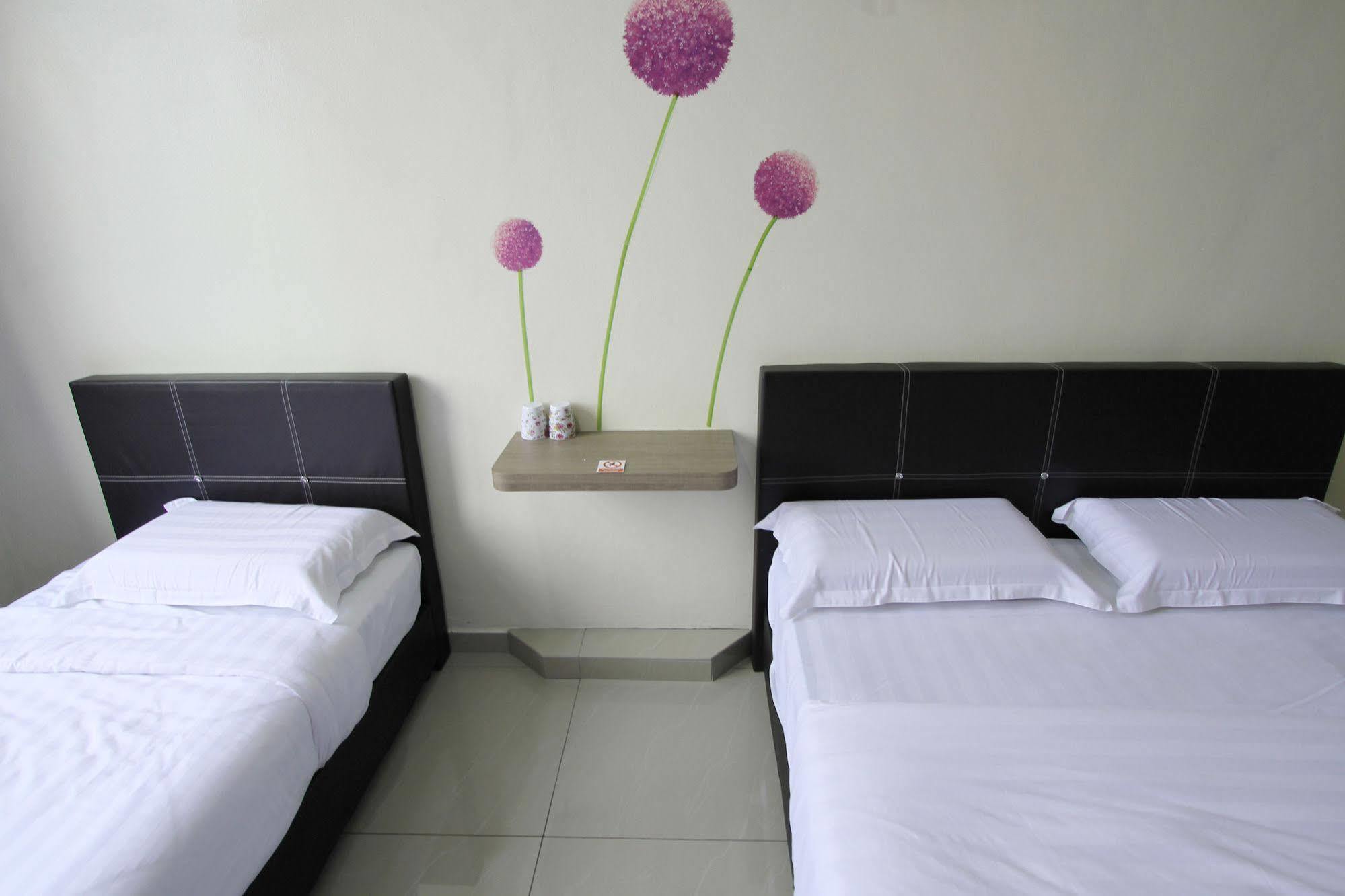 Max Inn Hotel Parit Raja Eksteriør billede
